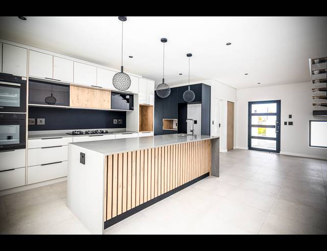 4 BEDROOM FREEHOLD FOR SALE IN SANDOWN